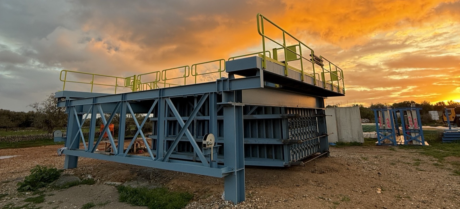 WMT-Anlage im Abendlicht auf der Baustelle